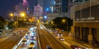 延时:香港中环及金钟公路夜间交通，以天际线大厦为背景