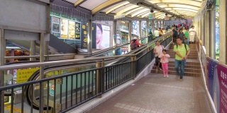 时光流逝:行人挤在香港市中心的中环-半山自动扶梯上