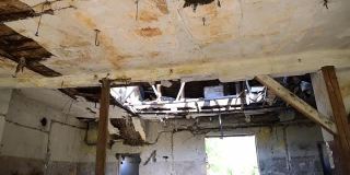 破碎、损坏、倒塌的老房子的天花板和屋顶被遗弃后，灾后大雨雨水漏选择性焦点