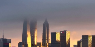 上海摩天大楼夕阳下的雷雨，中国