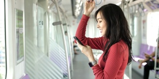 在赛百味使用智能手机的亚洲女性