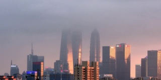 上海摩天大楼夕阳下的雷雨，中国