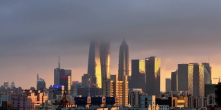 4K:上海摩天大楼日落时的雷雨，中国