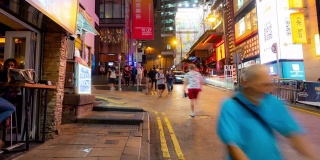慢镜头:行人拥挤的夜生活在兰桂坊附近SoHo在香港市中心