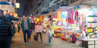 香港九龙弥敦道旺角花苑跳蚤市场夜间游人拥挤