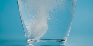 透明的玻璃杯水滴安乃静片