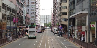 从双层缆车上观看香港街景的慢镜头。