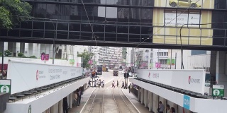 从双层缆车上观看香港街景的慢镜头。