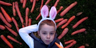 复活节期间安详的孩子吃胡萝卜