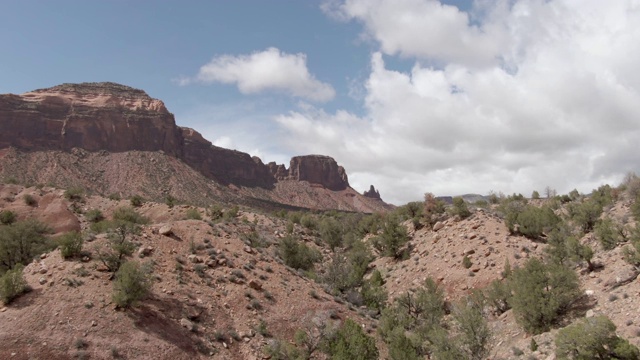 无人机拍摄的高沙漠悬崖和山谷外的门户在科罗拉多西部多云天空下