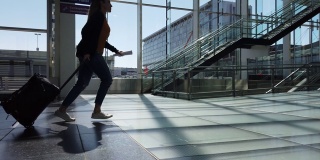 一名女子在机场奔跑的视频。