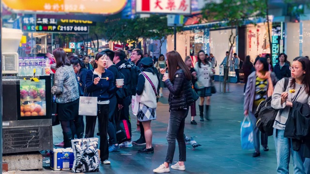 4K时间流逝了亚洲人在夜市买东西的生活方式。在香港夜市漫步。购物，香港-录像