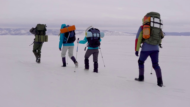 四个年轻人去雪域沙漠徒步旅行