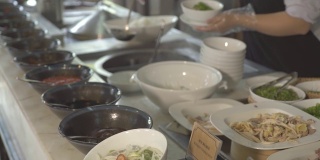 在度假村餐厅午餐时，厨师将食物放入碗中。在豪华酒店为传统的早午餐，午餐和晚餐餐厅食物