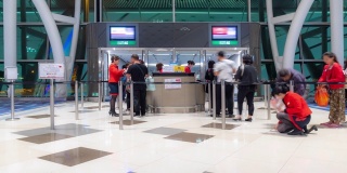 延时:旅客旅客在香港机场登机口登机