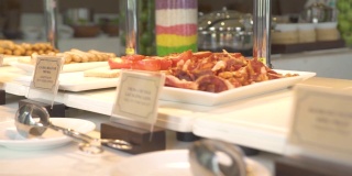 豪华度假酒店餐厅的自助早餐桌提供各式烘焙食品，糕点，甜麦片。食物为传统的早餐和早午餐在所有包括度假酒店