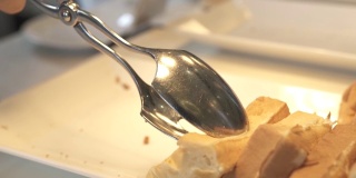 手拿比利时华夫饼，放在酒店餐厅自助餐的白色盘子上。甜烤华夫饼作为早餐。甜点食品的概念。Pastrey食物。饮食和营养