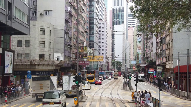 从双层缆车上观看香港街景的慢镜头。