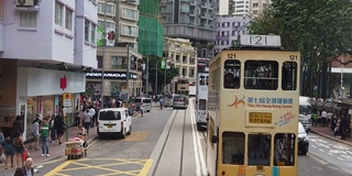 从双层缆车上观看香港街景的慢镜头。