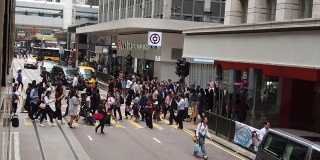 从双层缆车上观看香港街景的慢镜头。