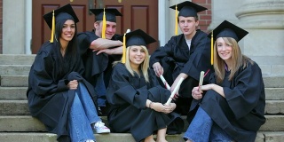 一群毕业生坐在学校台阶上