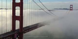 旧金山金门大桥交通与晨雾