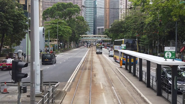 从双层缆车上观看香港街景的慢镜头。