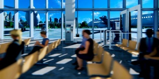 乘客在机场航站楼与飞机和城市天际线，平移摄像头