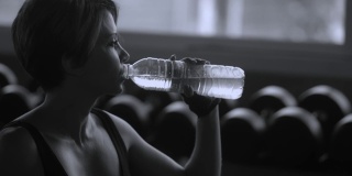 黑与白:女运动员运动后喝水