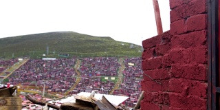 色达武明藏传佛教学院的红色小木屋
