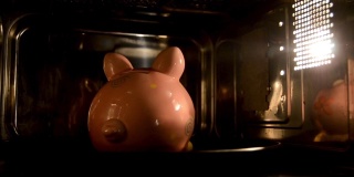小猪储蓄罐在微波炉里烤着。支持资金，用于家电上的资金。