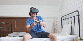年轻的亚洲男人用虚拟现实眼镜与幸福的卧室，人在幸福的时刻，生活方式，人和技术