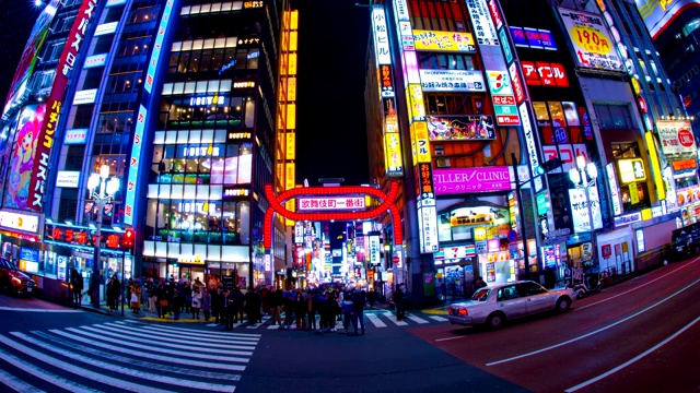 东京新宿歌舞伎町霓虹街的夜景