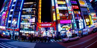 东京新宿歌舞伎町霓虹街的夜景