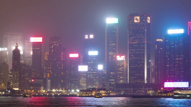4K TL:香港摩天大楼和船只的灯光。