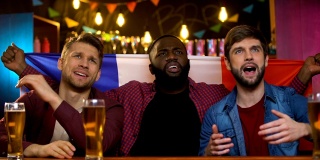 焦急的多民族法国球迷不满意球队输了比赛，坐在酒吧里
