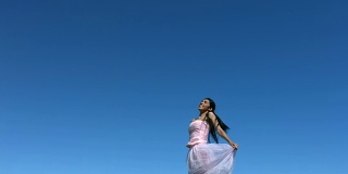 穿着裙子的女人在空中跳跃，慢动作