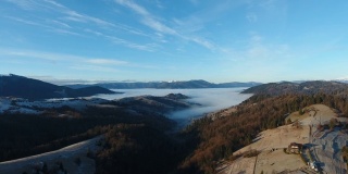 空中:雾和云山谷景观，乌克兰