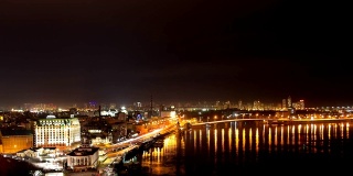 大城市夜晚的延时视频，河堤尽头宽河与水面波浪从漂浮的船创造灯光效果
