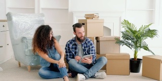 年轻夫妇在网上买新房子的家具