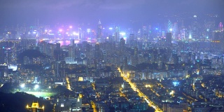 香港天际线时间流逝和灯光秀的夜晚从远处看