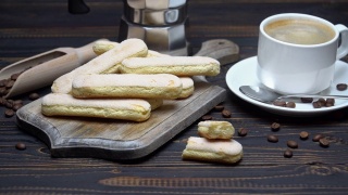 意大利Savoiardi手指饼干和一杯咖啡在木头背景上视频素材模板下载