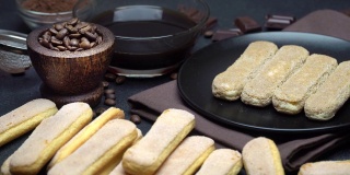提拉米苏蛋糕烹饪-意大利Savoiardi饼干和咖啡