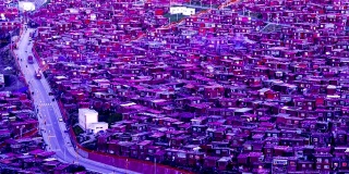 时光流逝:中国四川，山谷中的红色村庄，叫做色达