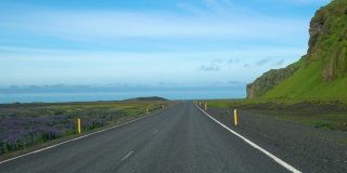 在冰岛南部的乡村道路上行驶的汽车司机POV的FPV。