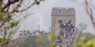 2013年5月8日，中国北京，游客们在长城上上下楼梯，2013年5月8日，中国北京。