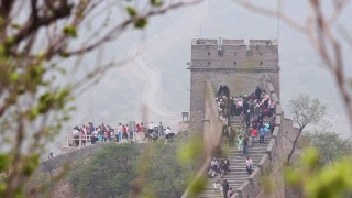 2013年5月8日，中国北京，游客们在长城上上下楼梯，2013年5月8日，中国北京。视频素材模板下载
