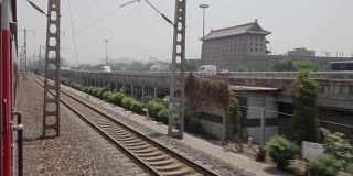 从移动的火车来看西安城墙，陕西西安，中国。