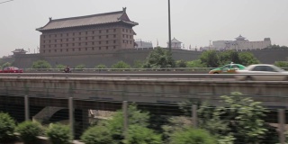 从移动的火车来看西安城墙，陕西西安，中国。