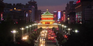 中国陕西西安钟楼附近的市区交通状况